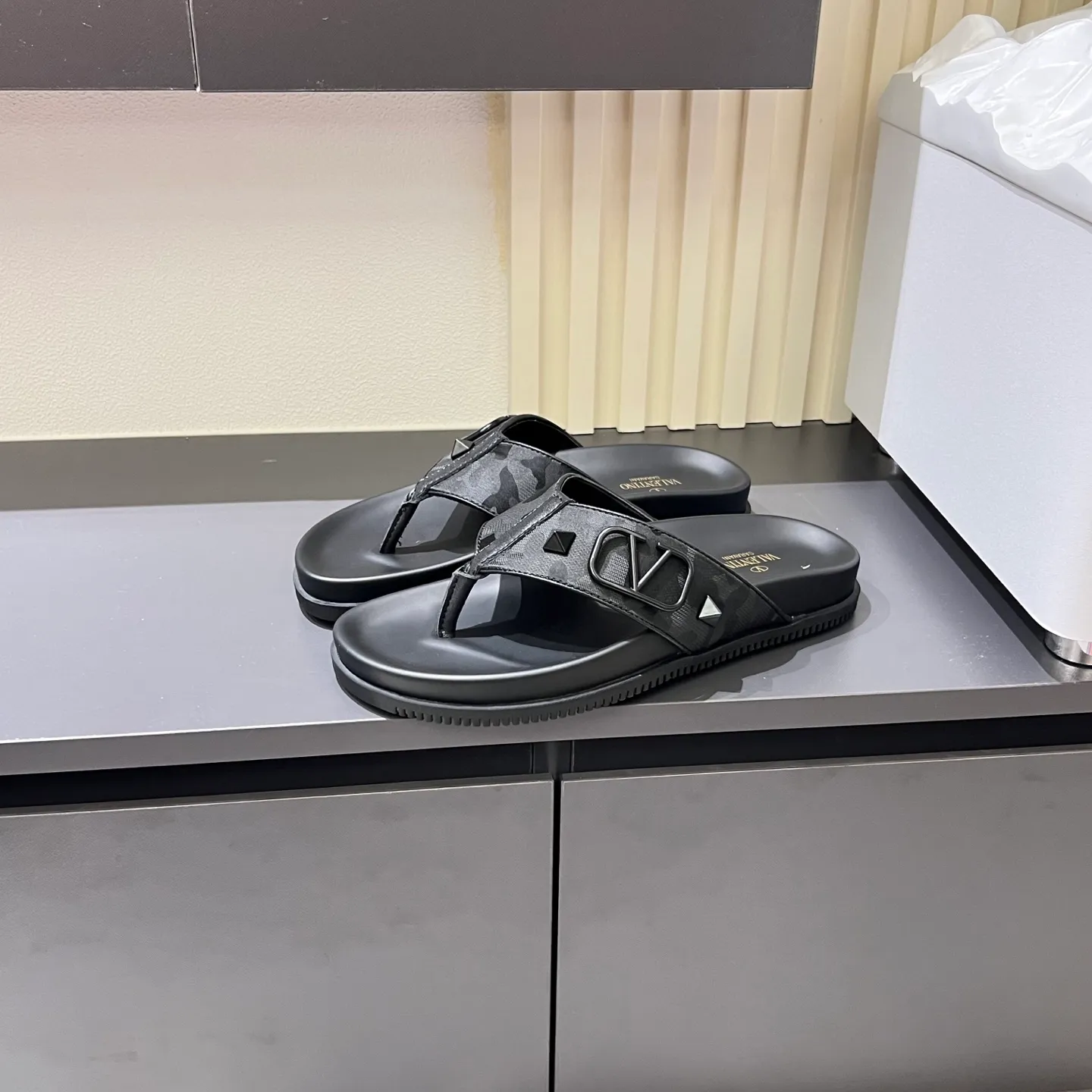 p300《VALENTINO》Warren Men🧍‍♂️Spring and Summer New Style. Cowhide logo flat slippers, elegant sandals, the same style worn by celebrities, original molding, imported calfskin. Rubber outsole. Soft and durable, full set of counter packaging, 38-44!